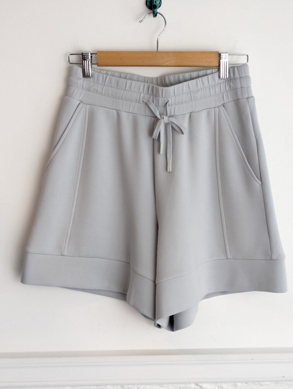 Varley • Alder High Rise DoubleSoft Shorts 5.5" - Picture 3 of 9